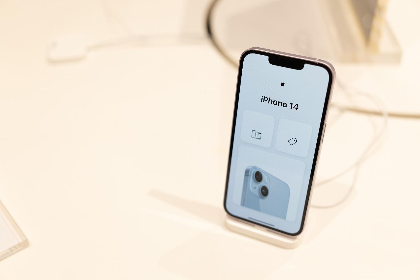 A picture containing electronics, gadget, electronic device, mobile phone

Description automatically generated